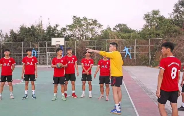 老年人如何安全地进行篮球接球训练?_0